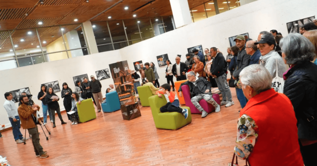 Imagen de personas en ciclo de exposiciones en las bibliotecas públicas de Bogotá