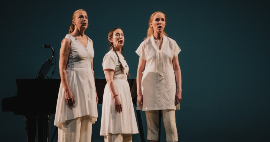 Imagen de tres mujeres mayores que visten ropa blanca.