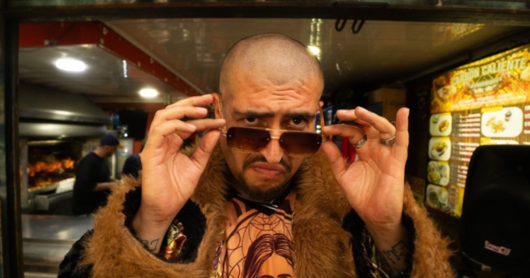 Imagen del artista el Kalvo arreglándose sus gafas de sol.
