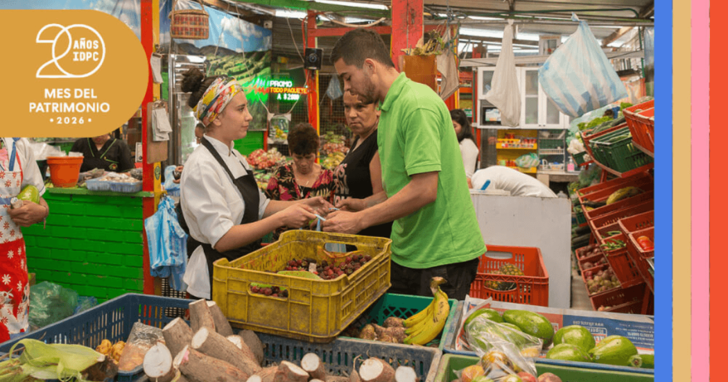 Imagen de una mujer entrgando una bolsa de compra a uh hombre en Plaza de mercado