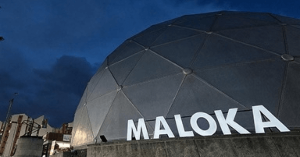Imagen exterior de Maloka en la noche