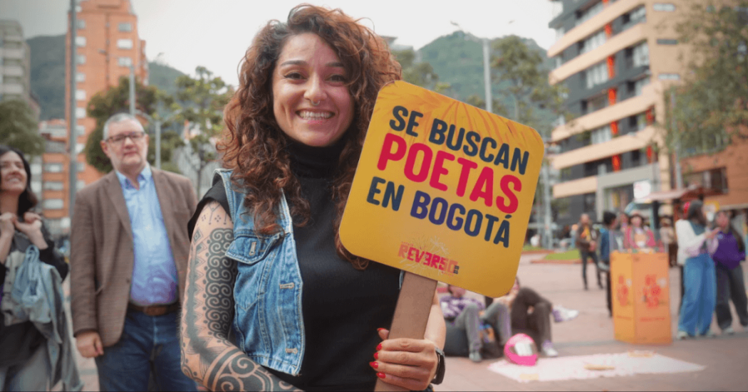 Imagen de mujer con paleta de Reverso 2025
