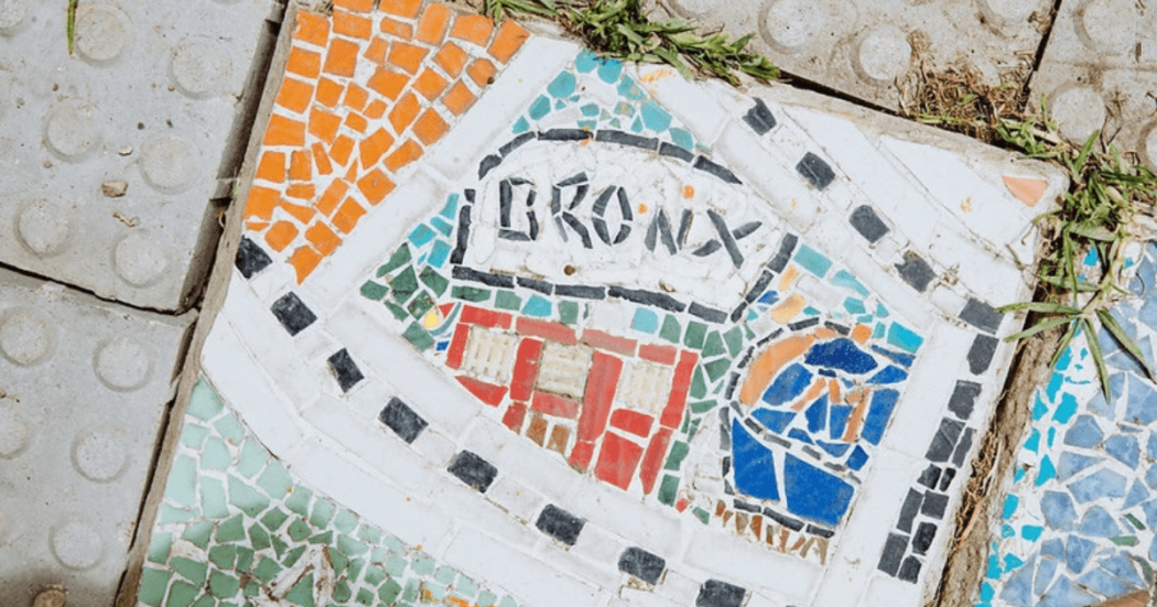 Imagen de piso con baldosas de colores con letras del Bronx