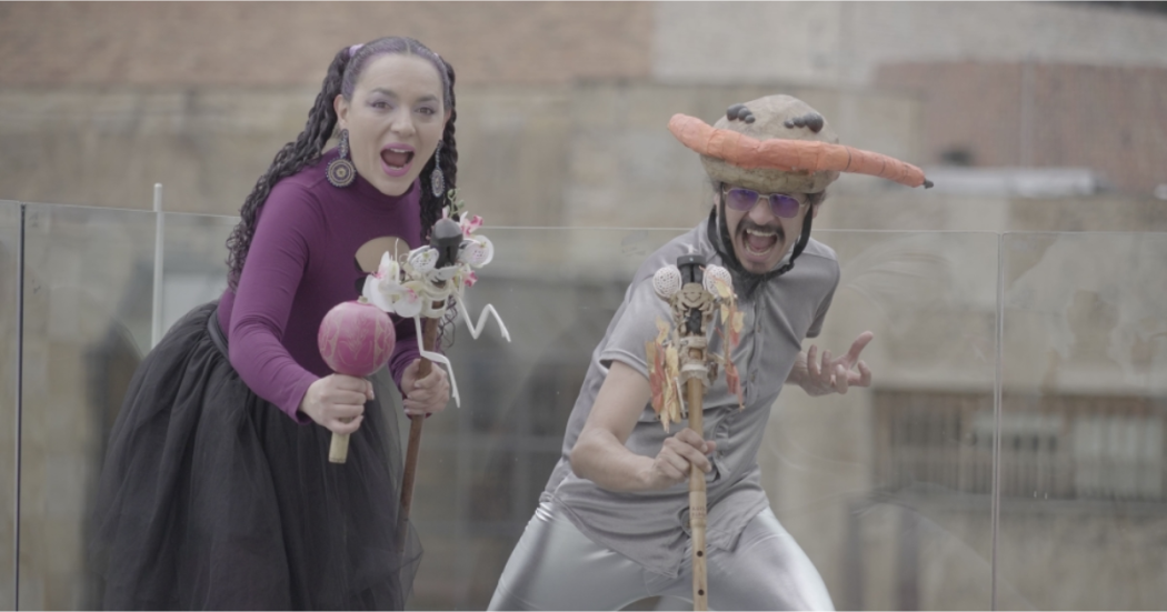 Imagen de un hombre y una mujer que visten trajes típicos.