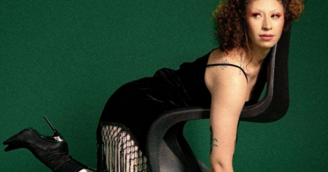Imagen de una mujer que lleva un vestido negro.