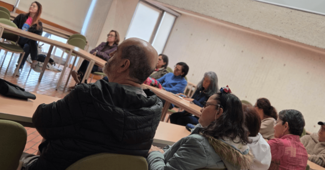 Imagen de personas reunidas en una mesa de trabajo bibliotecas públicas de Bogotá
