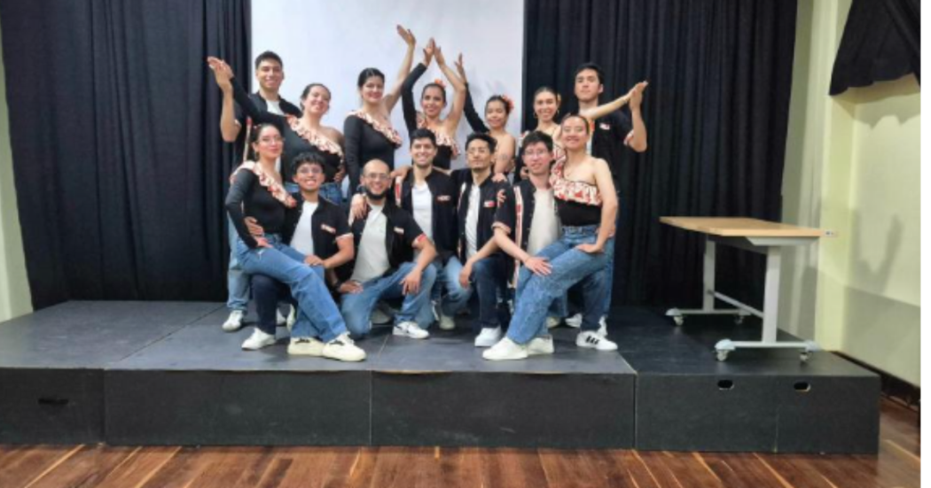Imagen de varios jóvenes, hombres y mujeres con vestidos típicos de salsa.