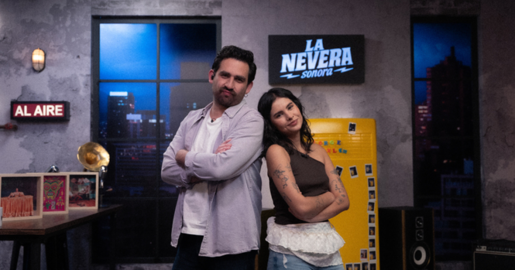 Imagen de un hombre y una mujer jóvenes, presentadores del programa La Nevera de Canal Capital