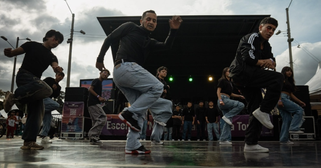 Imagen de un grupo de hombres que bailan una coreografía en un escenario de Idartes.