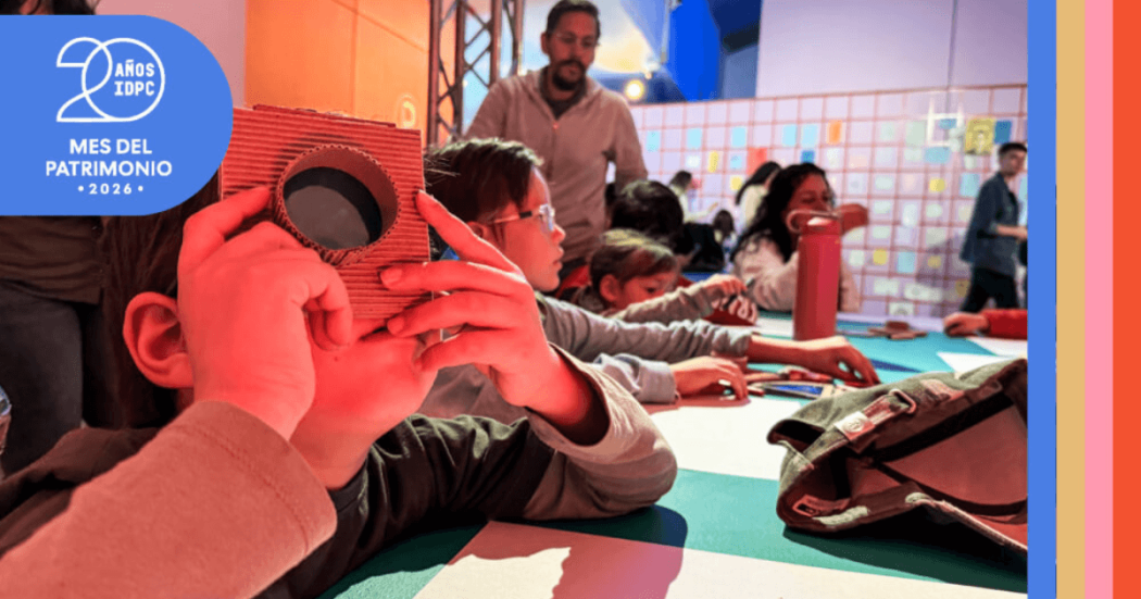 Imagen de niños creando objetos entre ellos uno mirando a través de un lente de plástico
