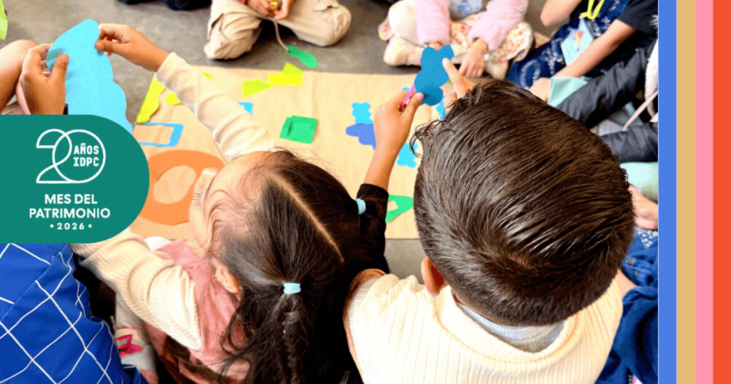 Imagen de niños con figuras de colores sobre una cartelera 