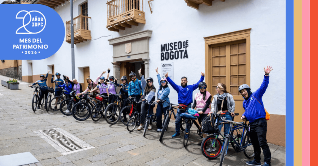Imagen de personas en bicicletas al frente del Museo de Bogotá con logos del IDPC