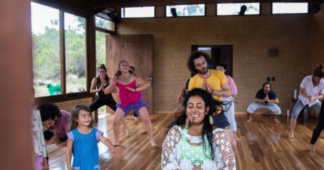 Imagen de varias personas de diferentes edades bailando.