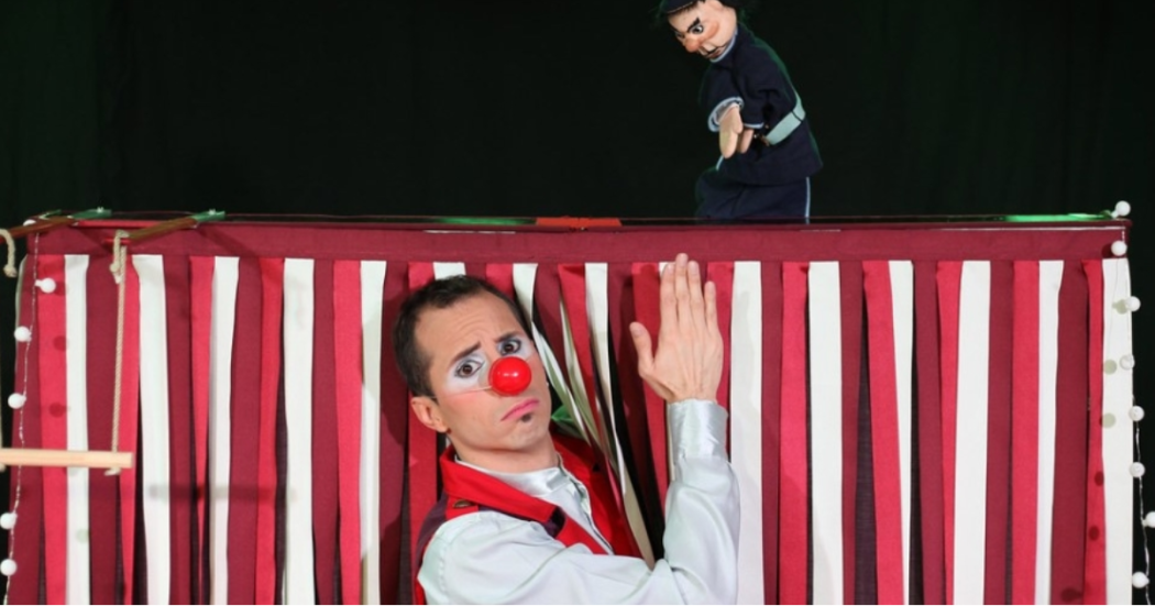 Foto de un payaso con un titere