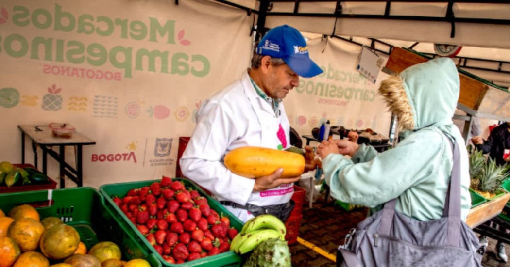 Foto de un hombre en uno de los Mercados Campesinos de Bogotá.