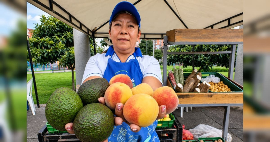 Foto de una mujer en uno de los Mercados Campesinos de Bogotá.