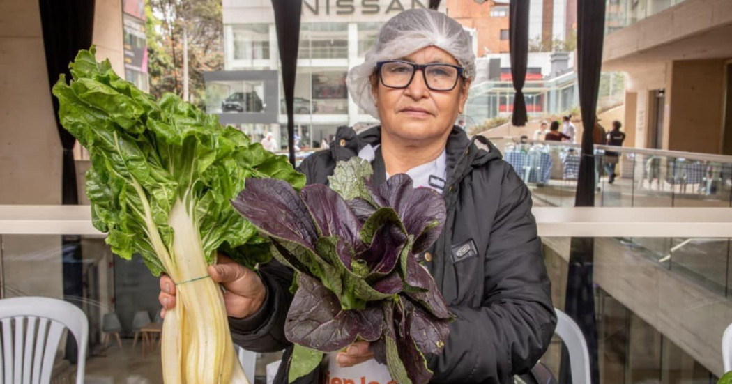 Foto de una mujer en uno de los Mercados Campesinos en Bogotá.