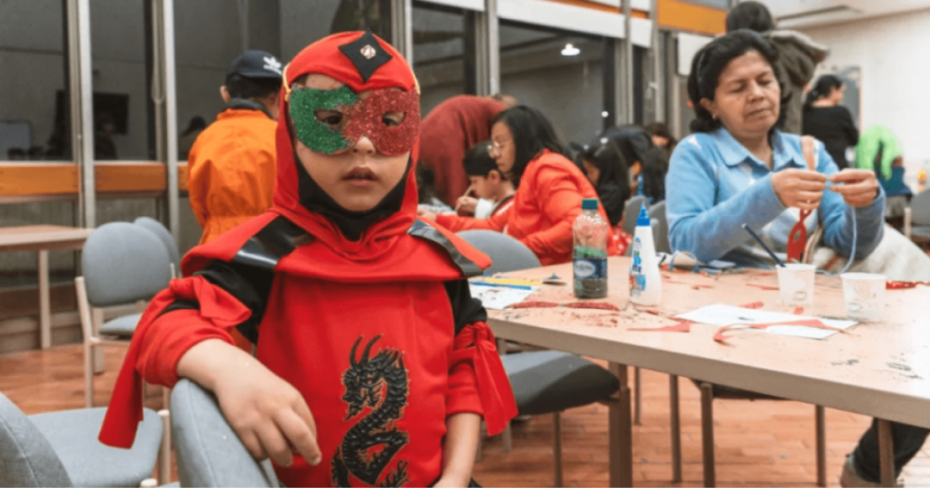 Imagen de varios niños y niñas vestidos con diferentes disfraces.