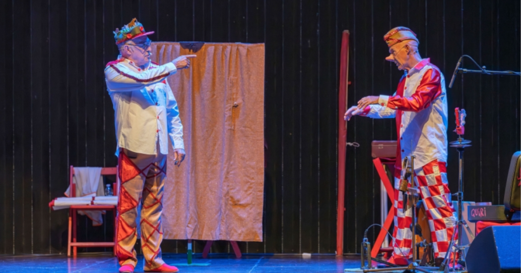 Foto de una obra de teatro con títeres