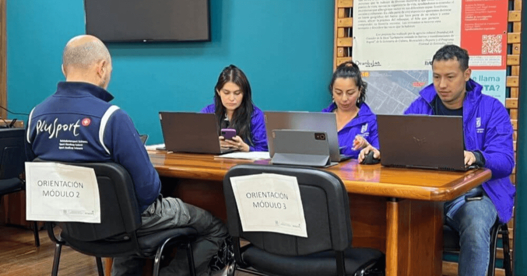 Imagen de funcionarios del IDPC atendiendo a ciudadanos