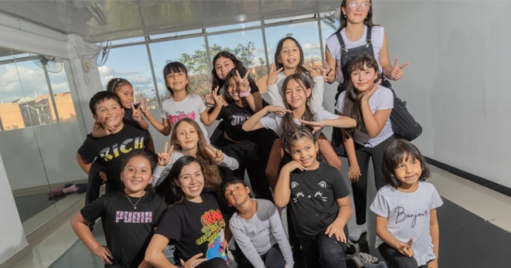 Imagen de varios niños y niñas en un taller Crea.
