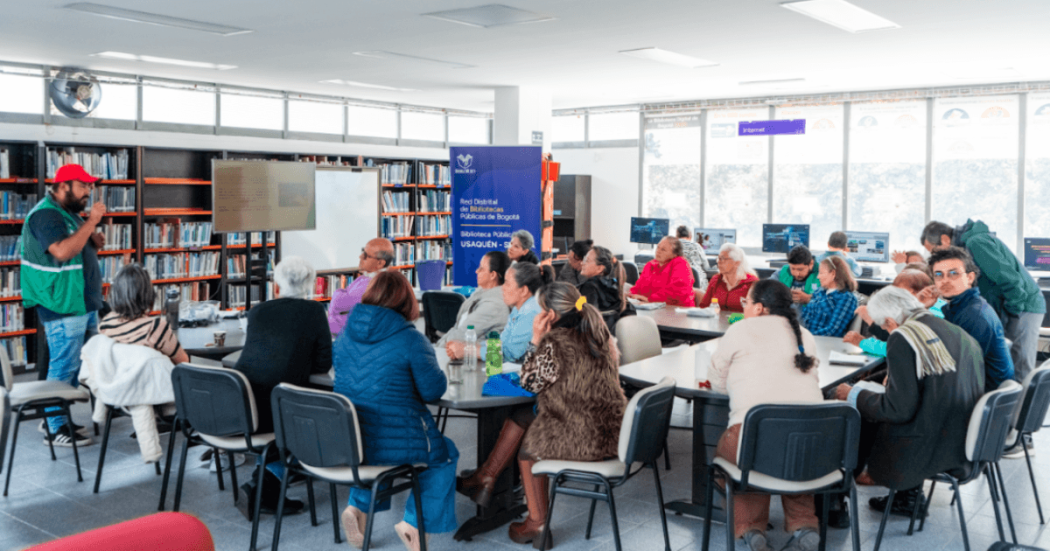 Imagen de personas reunidas en la sala labco de la biblioteca Pública Usaquen- Servitá