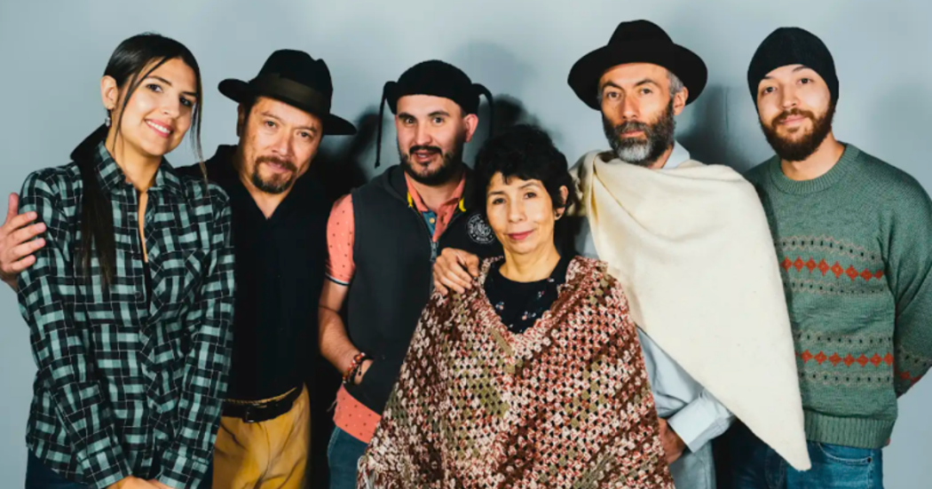 Imagen de tres hombres que usan ruana y sombrero al lado de una mujer, son los protagonistas de la obra.