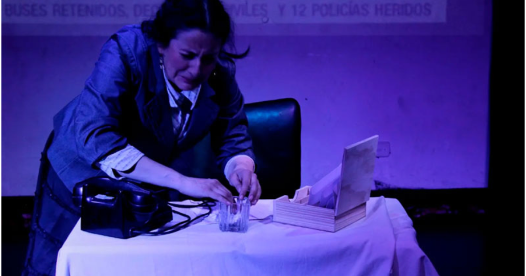 Imagen de una mujer buscando algo en un cofre de madera, al lado está un teléfono antiguo.