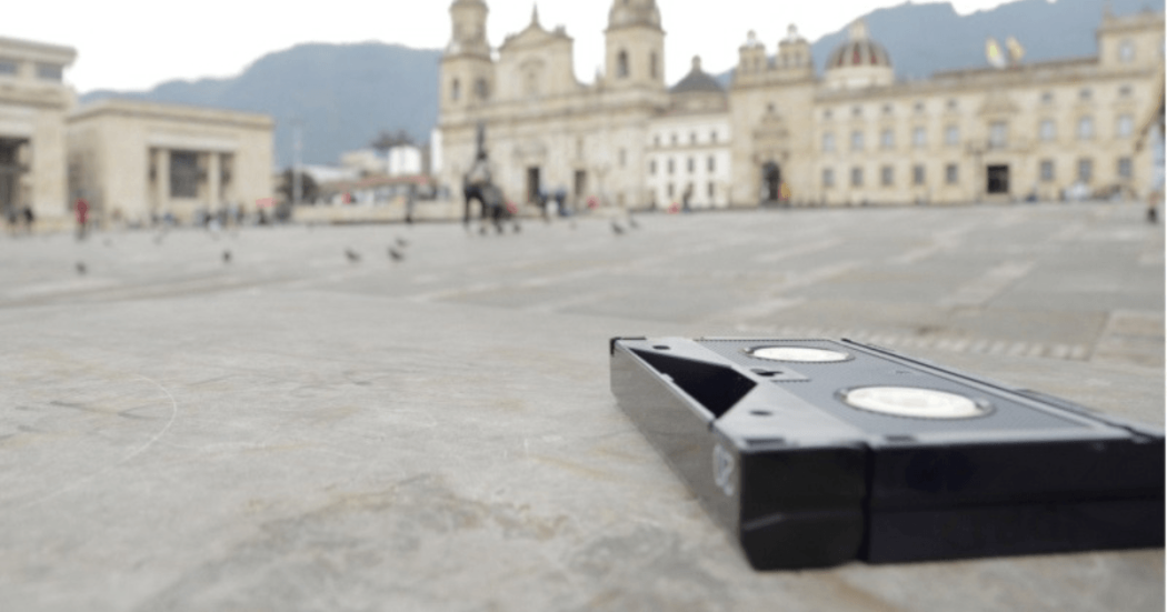 Imagen de VHS con fondo de la Plaza de Bolivar 
