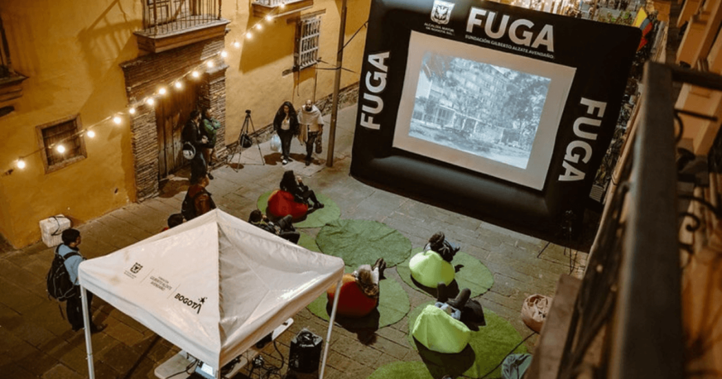 Imagen de pantalla y carpa de la Fundación Gilberto Alzate Avendaño - FUGA en espacio público con cine gratis