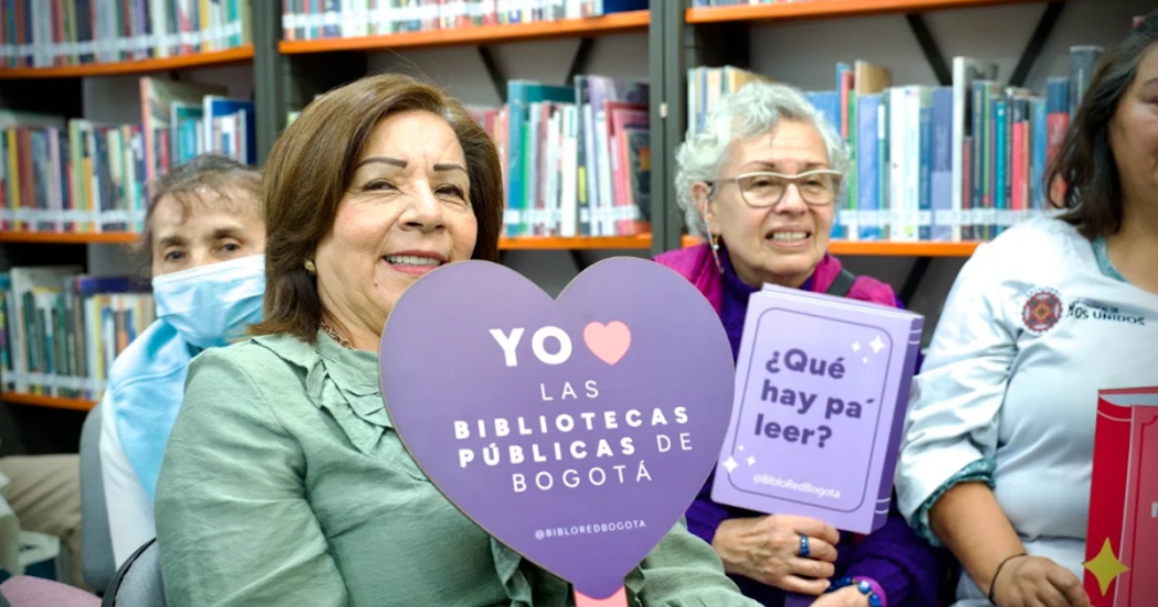 Imagen de mujeres adulto mayor con avisos en letras de Yo amo las bibliotecas públicas de Bogotá