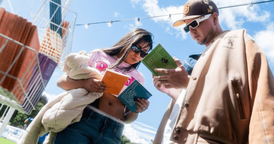 Imagen de pareja con vestuario urbano con libros de Libro al Viento 