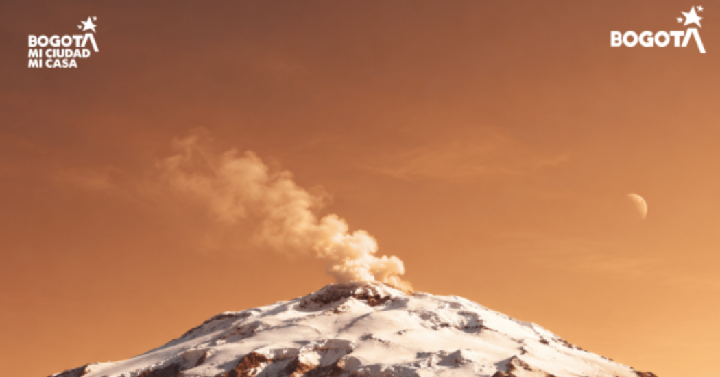 Imagen del Nevado del Ruiz con fondo cielo rojo