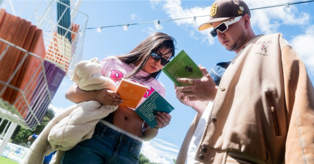 Imagen de un hombre y una mujer que miran cada uno un libro que tienen en sus manos.