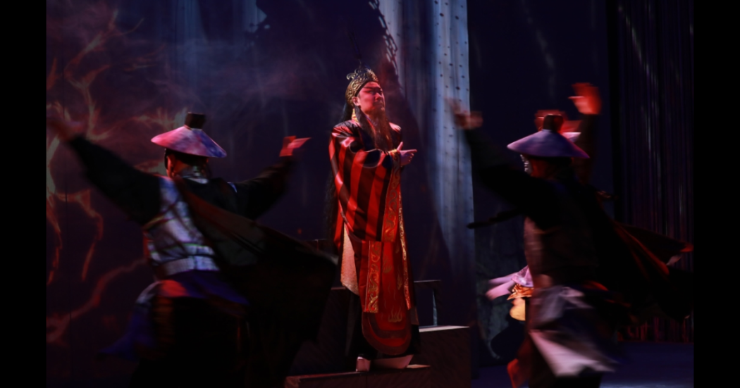 Iamgen de varios artistas chinos que visten sus trajes típicos en escena.