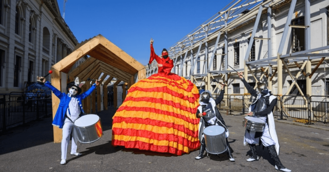 Imagen de personas disfrazas con instrumentos en La Milla Encantada 