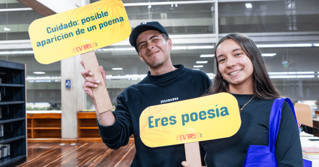 Imagen de un hombre y una mujer sonriendo con paletas del 'Festival Reverso Bogotá' 