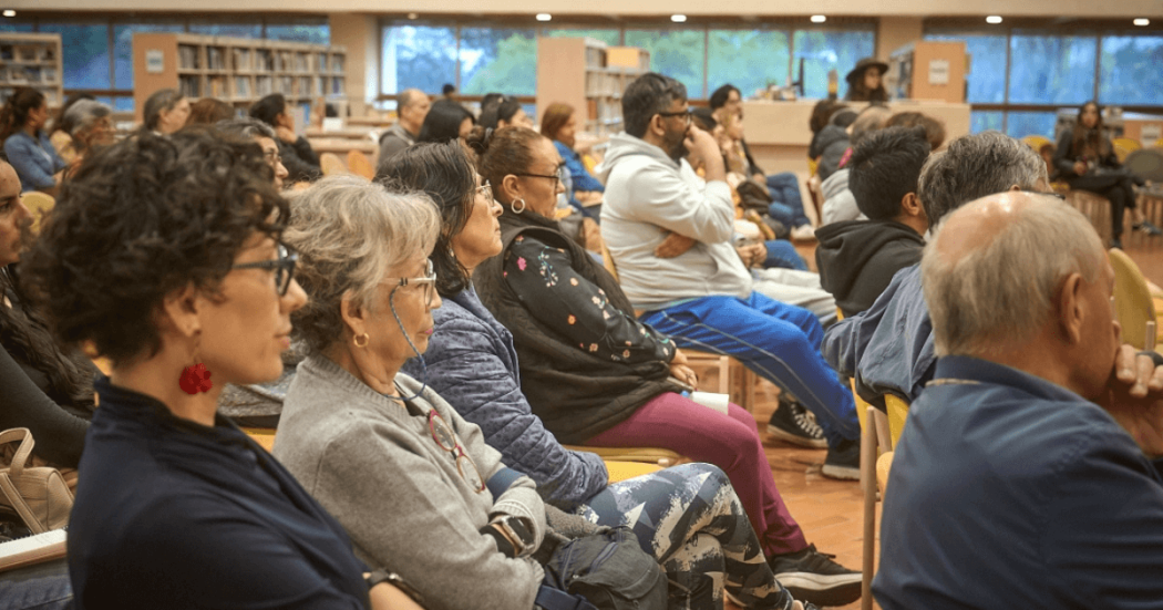 Imagen de personas reunidas en actividades de las bibliotecas públicas de Bogotá