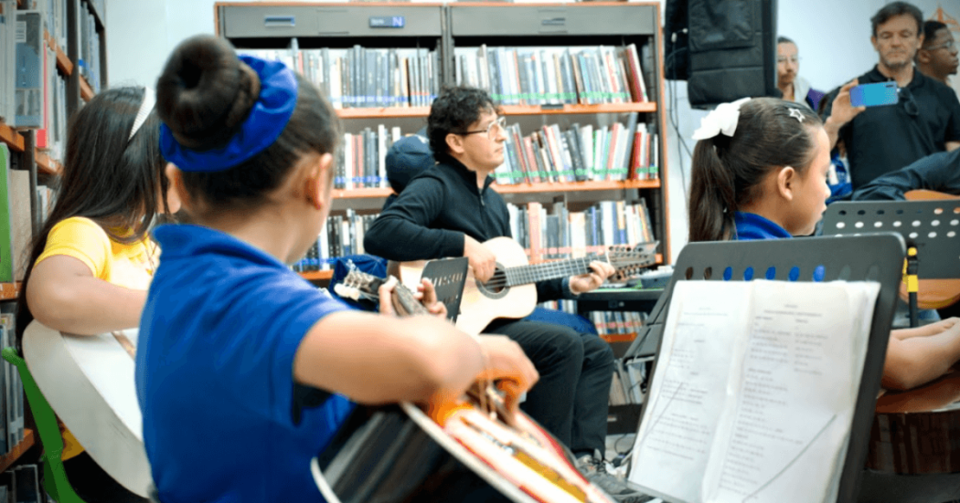 Imagen de niños en clase musical en las bibliotecas públicas de Bogotá