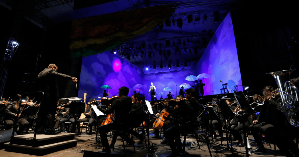 Imagen de la Filarmónica de Bogotá en concierto junto a cantante de ópera