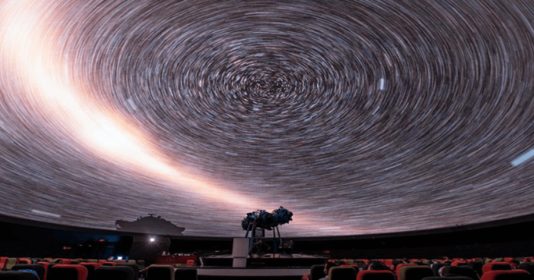 Imagen de fondo estrellado en el Domo del Planetario de Bogotá