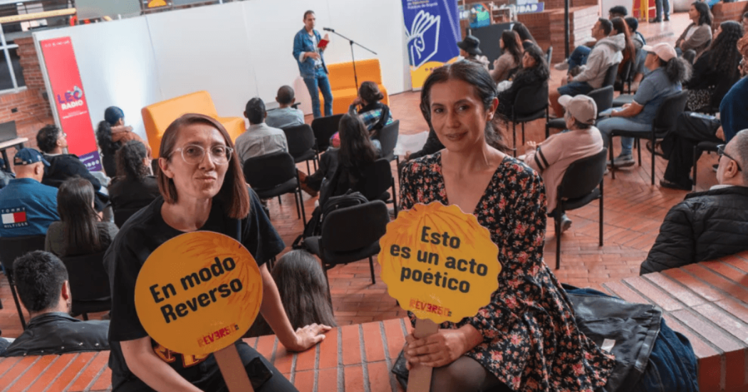 Imagenes de mujeres con carteles del Festival Reverso con fondo de poesia al micrófono 