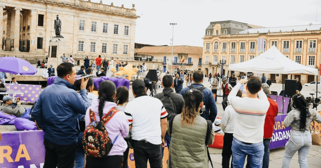 Imagen de personas en actividades de la FUGA en espacio público de la Plaza de Bolívar