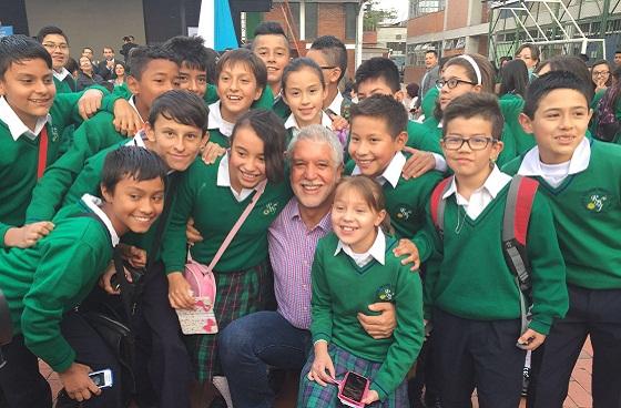 Alcalde con estudiantes de la ciudad - Foto: Prensa Alcaldía Mayor de Bogotá / Camilo Monsalve 