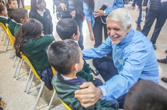Alcalde con estudiantes de la ciudad - Foto: Prensa Alcaldía Mayor / Camilo Monsalve 