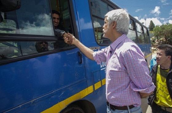 Alcalde con conductor del SITP - Foto: Comunicaciones Alcaldía Bogotá / Camilo Monsalve