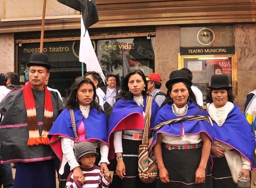 Grupo de indígenas posan ante la cámara 