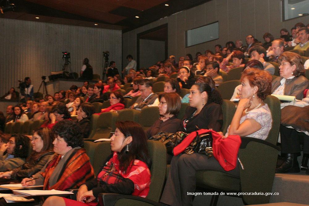 Aspecto de un auditorio donde personas escuchan una conferencia.