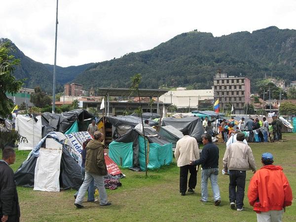 Comunidad reunida en un parque de Bogotá