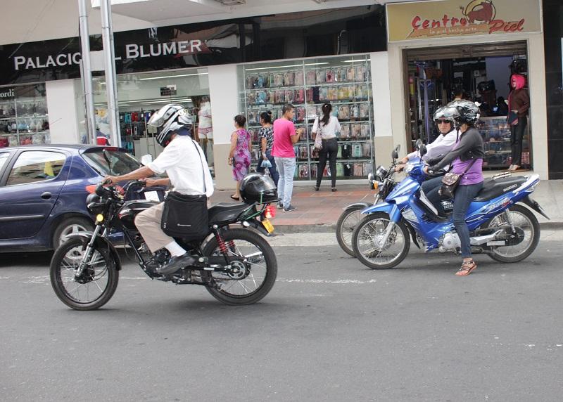 Motociclistas en un barrio de Bogotá